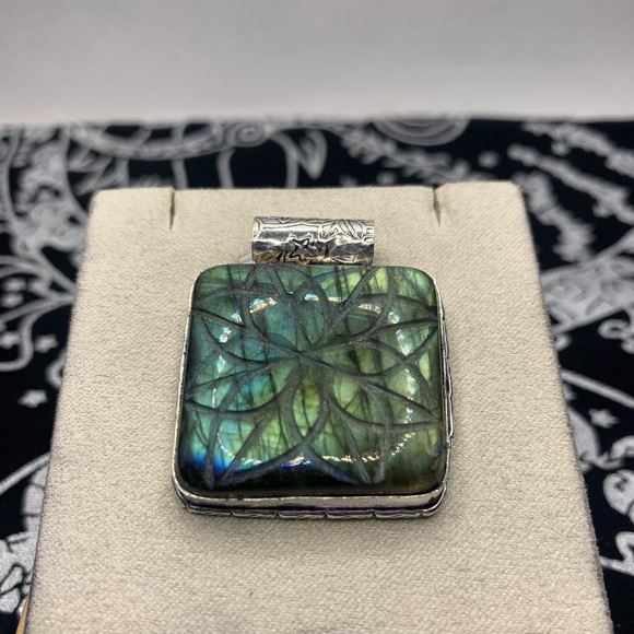 Beautiful Etched Labradorite Pendant with Chain, .925 Sterling Silver Overlay. - Picture 3 of 16